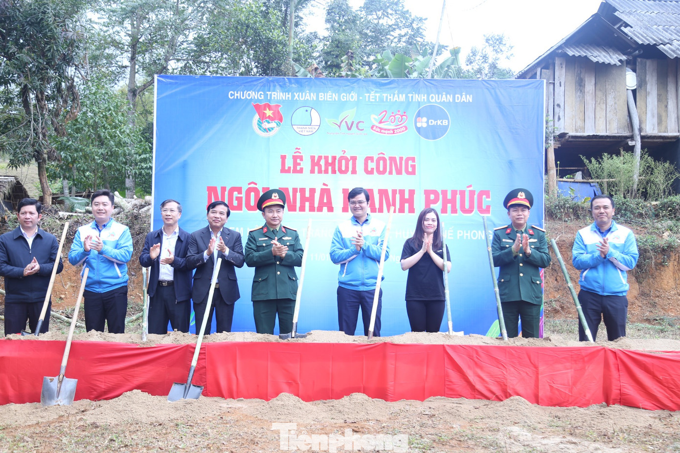 Khởi công “Ngôi nhà hạnh phúc” cho em Lô Huyền Trang (học sinh lớp 6) ở bản Lam Hợp, xã Tri Lễ, huyện Quế Phong. Em Trang mồ côi mẹ, bố đau yếu phải đi viện. Bà ngoại em Trang cũng đang điều trị ung thư nên em phải ở nhờ nhà bác. Khởi công “Ngôi nhà hạnh phúc” cho em Lô Huyền Trang (học sinh lớp 6) ở bản Lam Hợp, xã Tri Lễ, huyện Quế Phong. Em Trang mồ côi mẹ, bố đau yếu phải đi viện. Bà ngoại em Trang cũng đang điều trị ung thư nên em phải ở nhờ nhà bác.