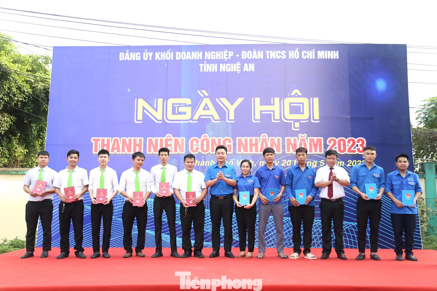 Tại ngày hội, Ban tổ chức đã trao tặng 10 suất quà cho 10 thanh niên công nhân có hoàn cảnh khó khăn.