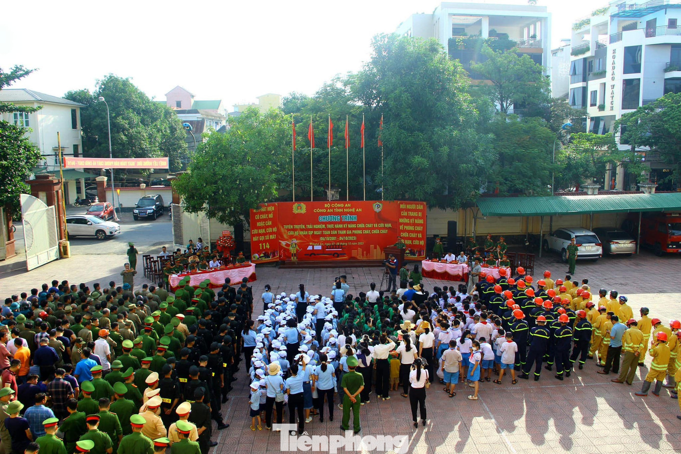 Ngày 7/10, Công an tỉnh Nghệ An tổ chức chương trình tuyên truyền, trải nghiệm, thực hành chữa cháy và cứu nạn, cứu hộ cho học sinh, người dân trên địa bàn TP Vinh. Đây là hoạt động nhằm hưởng ứng Ngày toàn dân phòng cháy, chữa cháy (4/10/2001 - 4/10/2023).