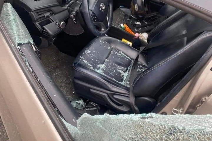 Xe ô tô bị đập vỡ kính bên ghế lái. Xe ô tô bị đập vỡ kính bên ghế lái.