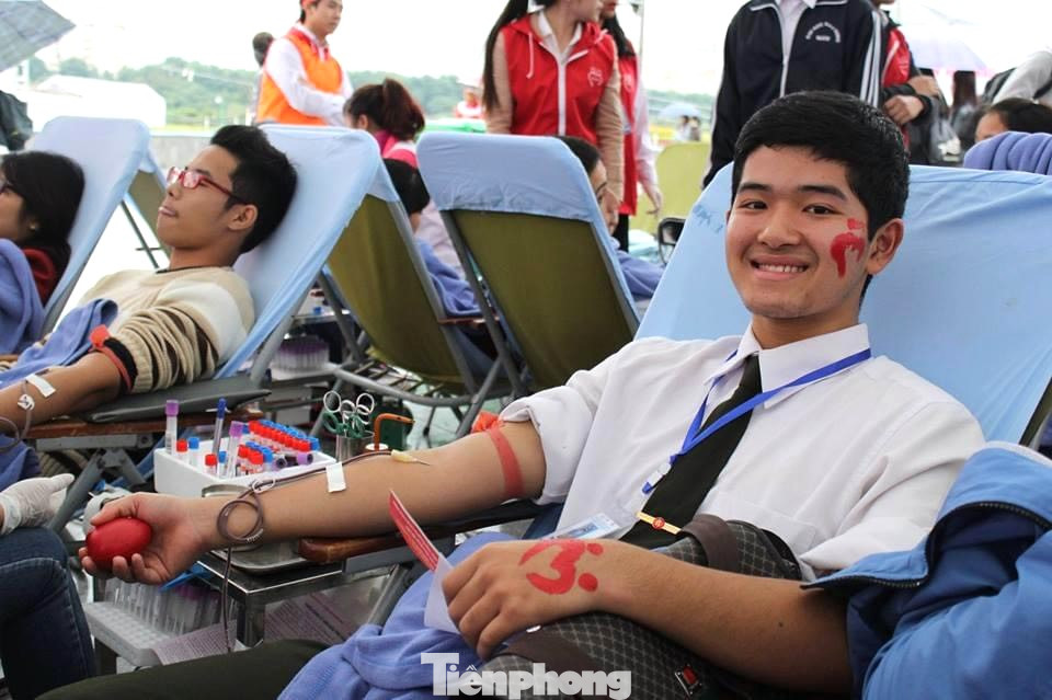 Thượng úy Văn Đình Thiên Sang tham gia hiến máu từ khi còn là sinh viên.