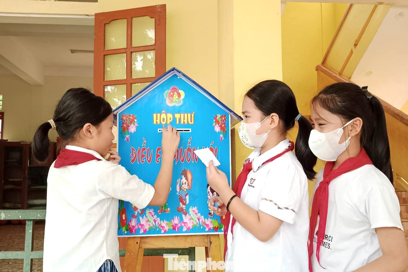 Khi các em có điều muốn nói, góp ý với gia đình, nhà trường và tổ chức Đoàn, Đội nhưng vì lí do nào đó không thể trực tiếp bằng lời, các em có thể viết câu hỏi hoặc viết những điều băn khoăn vào giấy và cho vào hộp thư.