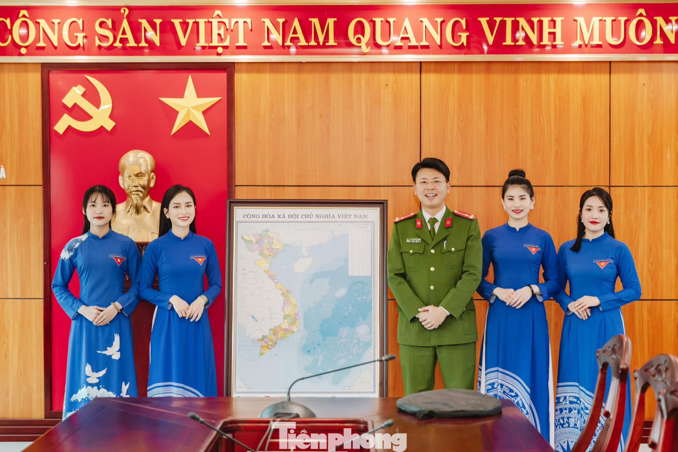 Đoàn Thanh niên Công an thị xã Thái Hòa hưởng ứng Tuần lễ áo dài với chủ đề “Tự hào một dải non sông”.