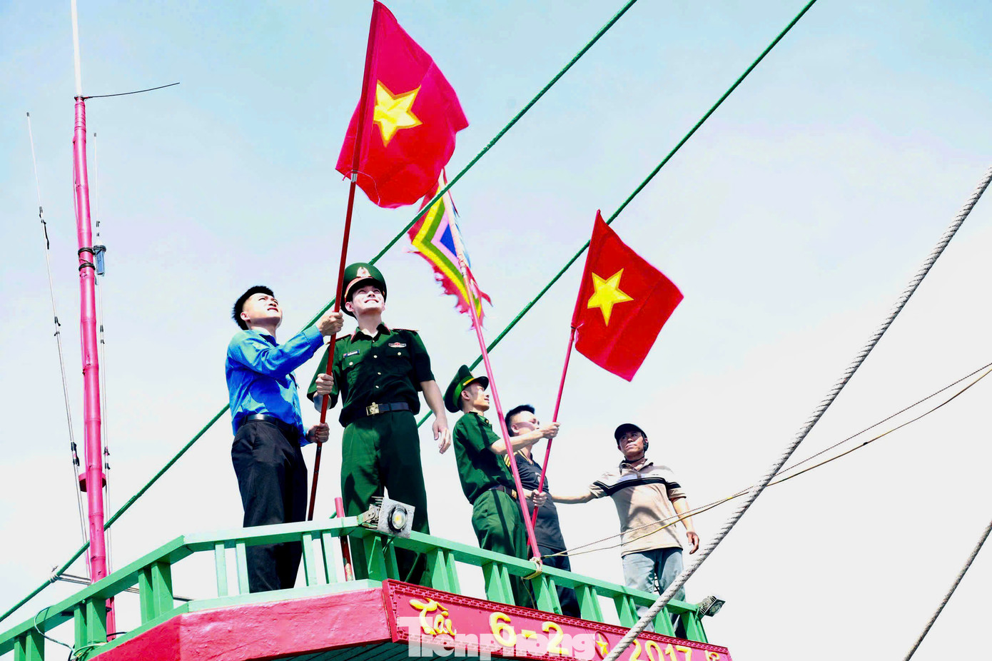 Hướng về biển đảo, tuổi trẻ Bộ Chỉ huy Quân sự tỉnh và Bộ Chỉ huy Bộ đội Biên phòng tỉnh đã trao tặng 200 ảnh Bác Hồ, 400 lá cờ Tổ quốc và 10 suất quà cho ngư dân tại địa phương. Những món quà không chỉ mang giá trị vật chất mà còn là nguồn động viên tinh thần to lớn, tiếp thêm niềm tin để bà con vươn khơi bám biển, góp phần bảo vệ chủ quyền thiêng liêng của Tổ quốc.