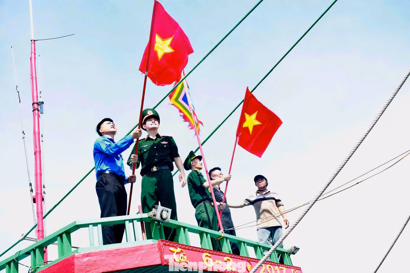 Hướng về biển đảo, tuổi trẻ Bộ Chỉ huy Quân sự tỉnh và Bộ Chỉ huy Bộ đội Biên phòng tỉnh đã trao tặng 200 ảnh Bác Hồ, 400 lá cờ Tổ quốc và 10 suất quà cho ngư dân tại địa phương. Những món quà không chỉ mang giá trị vật chất mà còn là nguồn động viên tinh thần to lớn, tiếp thêm niềm tin để bà con vươn khơi bám biển, góp phần bảo vệ chủ quyền thiêng liêng của Tổ quốc.