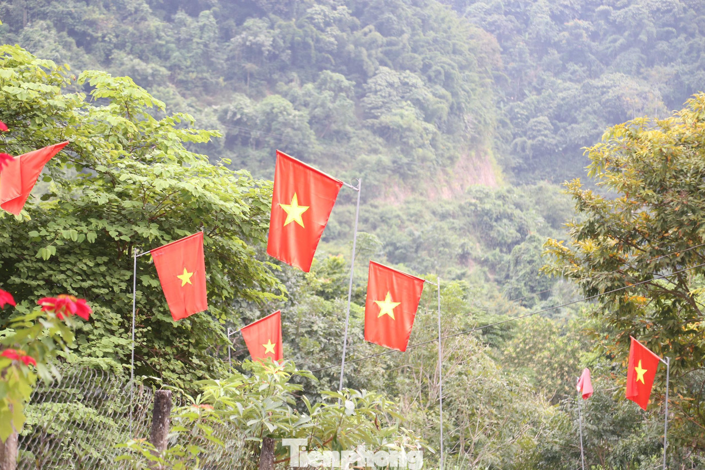 Cờ đỏ sao vàng tung bay giữa miền biên viễn