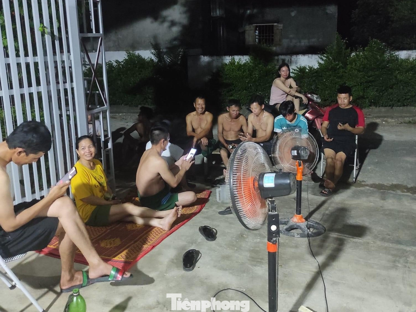 Những gia đình có máy phát điện, hàng xóm tập trung lại 'ké' quạt.