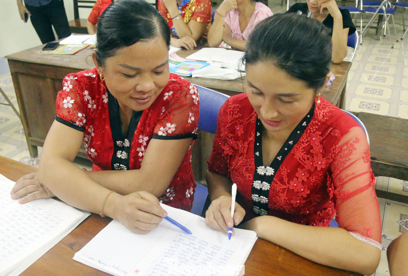 Việc cầm bút với chị Lô Thị May (SN 1973) dường như khó khăn hơn nhiều so với cầm cuốc làm rẫy hay thêu thùa. Dù là học viên lớn tuổi nhất lớp nhưng chị đi học không sót buổi nào. “Già rồi nhưng không biết chữ nhiều lúc cũng cảm thấy xấu hổ lắm. Ngày trước, gia đình khó khăn phải ở nhà trông em cho bố mẹ nên không được đi học, nay nhờ cô Hằng dạy cho mới bập bõm biết đọc, biết viết. Con người ta đi học chỗ nào về không biết còn có bố mẹ để hỏi, còn con mình không biết cũng chẳng hỏi được ai vì bố mẹ đều mù chữ. Tủi thân lắm!”, chị May chia sẻ. Việc cầm bút với chị Lô Thị May (SN 1973) dường như khó khăn hơn nhiều so với cầm cuốc làm rẫy hay thêu thùa. Dù là học viên lớn tuổi nhất lớp nhưng chị đi học không sót buổi nào. “Già rồi nhưng không biết chữ nhiều lúc cũng cảm thấy xấu hổ lắm. Ngày trước, gia đình khó khăn phải ở nhà trông em cho bố mẹ nên không được đi học, nay nhờ cô Hằng dạy cho mới bập bõm biết đọc, biết viết. Con người ta đi học chỗ nào về không biết còn có bố mẹ để hỏi, còn con mình không biết cũng chẳng hỏi được ai vì bố mẹ đều mù chữ. Tủi thân lắm!”, chị May chia sẻ.