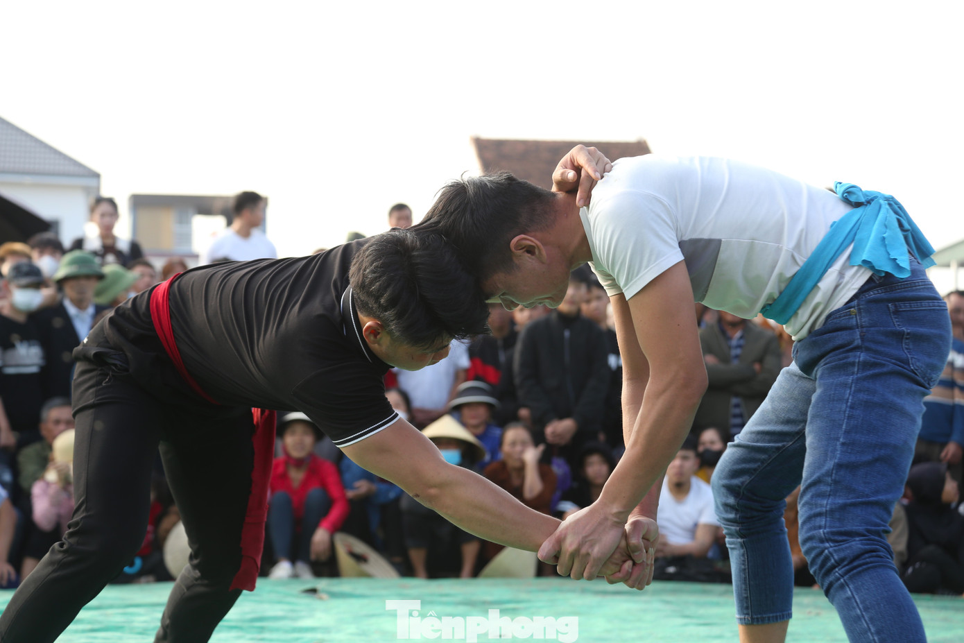 Các đô vật vận dụng sức mạnh cơ bắp, sự dẻo dai, chiến thuật để giành chiến thắng trước đối thủ.