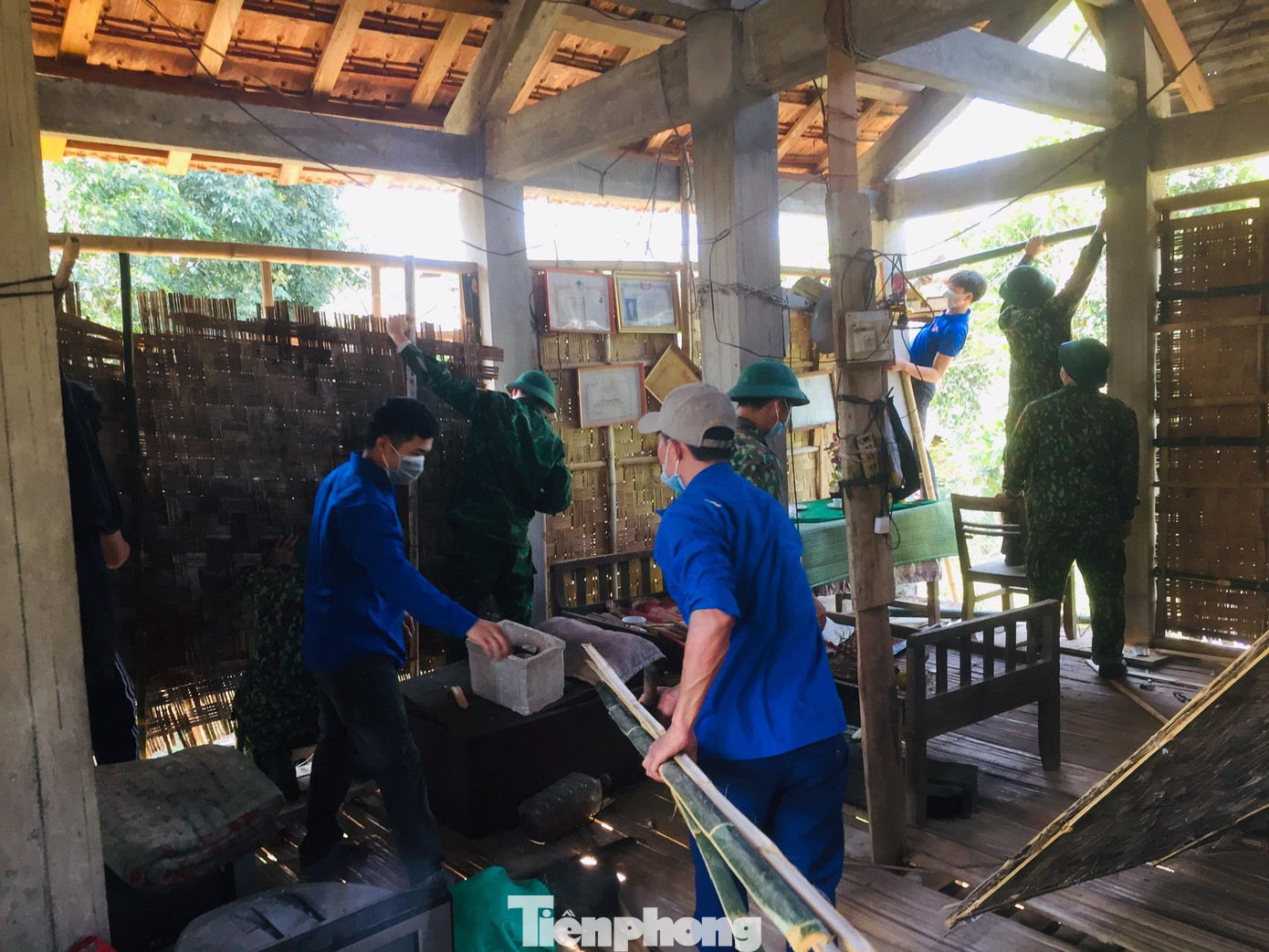 Trong đó, xã Tam Quang (huyện Tương Dương) chịu ảnh hưởng nặng nề nhất. Ngay sau khi cơn lốc xoáy quét qua, chính quyền xã đã huy động lực lượng giúp dân khắc phục hậu quả. Lực lượng đoàn viên thanh niên và chi đoàn Đồn biên phòng Tam Quang cũng đã nhanh chóng có mặt để hỗ trợ người dân ổn định.