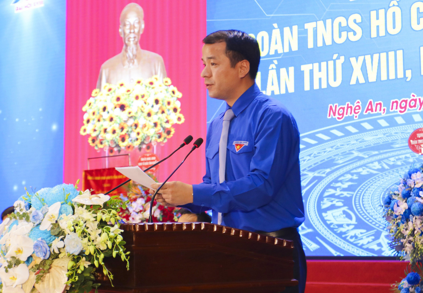 Phát biểu chỉ đạo tại phiên trọng thể, anh Ngô Văn Cương - Bí thư T.Ư Đoàn, nhấn mạnh: “Tổ chức Đoàn cần triển khai nhiều giải pháp giúp thanh niên trau dồi tri thức, rèn luyện, nâng cao trình độ chuyên môn, làm chủ khoa học công nghệ, xây dựng tác phong công nghiệp hiện đại, kỹ năng làm việc trong môi trường hội nhập quốc tế. Chuyển đổi số là xu thế tất yếu. Thanh niên được kỳ vọng là lực lượng đi đầu trong chuyển đổi số. Do vậy tổ chức Đoàn cần phải giương cao ngọn cờ trong chuyển đổi số”. Phát biểu chỉ đạo tại phiên trọng thể, anh Ngô Văn Cương - Bí thư T.Ư Đoàn, nhấn mạnh: “Tổ chức Đoàn cần triển khai nhiều giải pháp giúp thanh niên trau dồi tri thức, rèn luyện, nâng cao trình độ chuyên môn, làm chủ khoa học công nghệ, xây dựng tác phong công nghiệp hiện đại, kỹ năng làm việc trong môi trường hội nhập quốc tế. Chuyển đổi số là xu thế tất yếu. Thanh niên được kỳ vọng là lực lượng đi đầu trong chuyển đổi số. Do vậy tổ chức Đoàn cần phải giương cao ngọn cờ trong chuyển đổi số”.