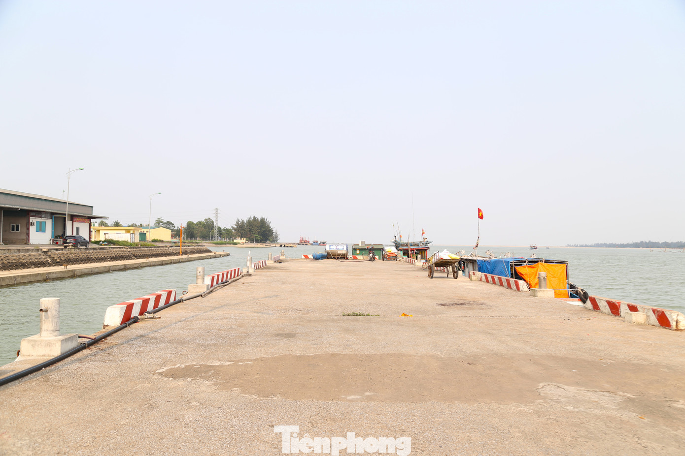 Cảng cá Cửa Hội, nằm ở gần cửa biển hạ du sông Lam, thuộc phường Nghi Hải, thành phố Vinh, Nghệ An, được xây dựng từ giữa năm 1997. Sau hàng chục năm hoạt động, cơ sở hạ tầng của cảng cá xuống cấp nặng, quy mô cầu cảng cũng không còn đáp ứng được nhu cầu của ngư dân. Năm 2018, cảng cá Cửa Hội được đầu tư hơn 106 tỷ đồng để nâng cấp, mở rộng. Mục tiêu là đáp ứng tiêu chí cảng cá loại I, phục vụ nhu cầu bốc xếp hàng hóa thủy sản khai thác trong ngư trường Vịnh Bắc Bộ; cung cấp dịch vụ hậu cần nghề cá, góp phần phát triển nghề cá. Dự án hướng đến phục vụ lượng hàng thủy sản qua cảng từ 15.000 tấn/năm trở lên; đáp ứng khả năng đón tiếp cho tàu cá có công suất đến dưới 800 CV và 120 lượt chiếc/ngày trở lên.