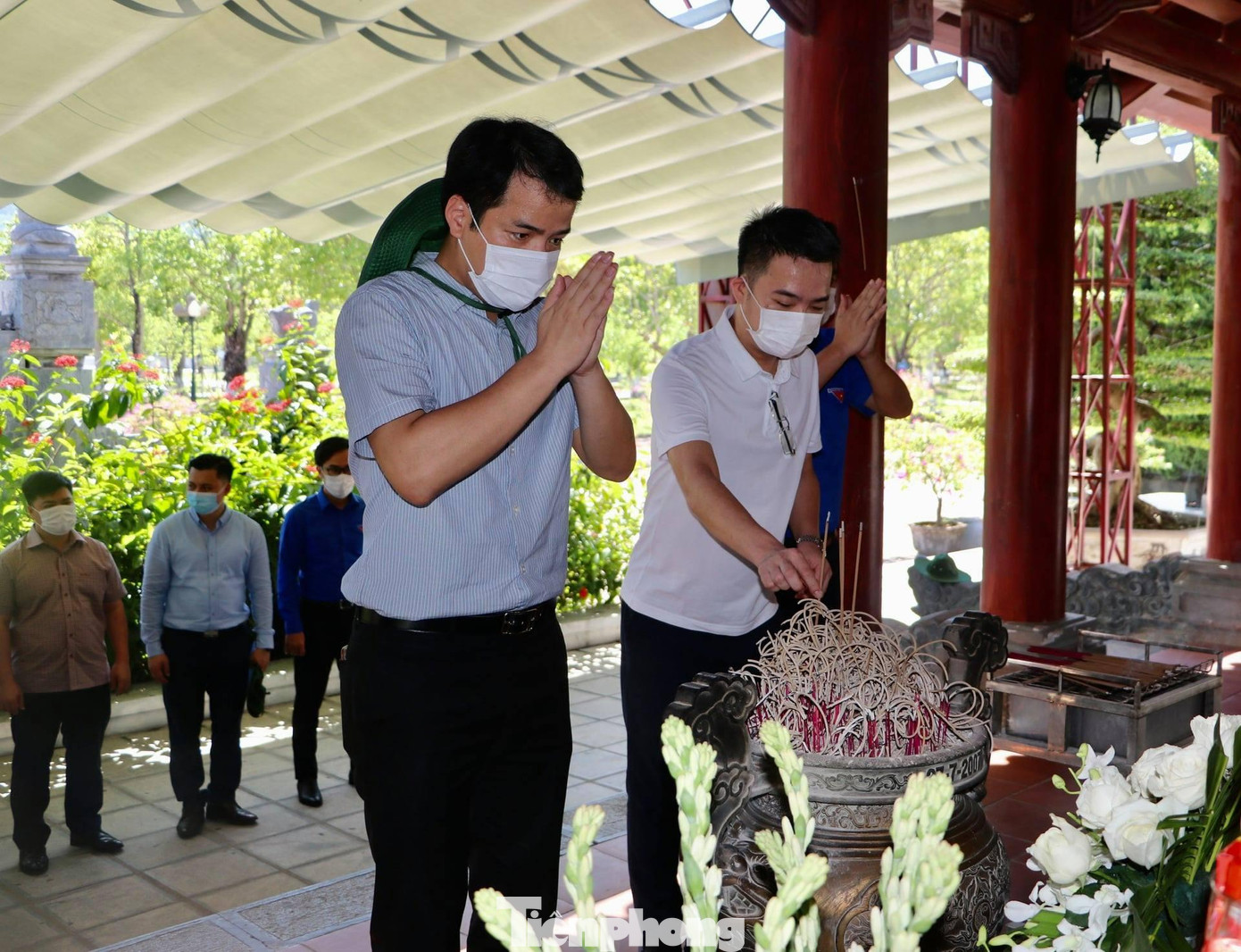 Tiếp đó, đoàn công tác tới thăm Khu di tích lịch sử Quốc gia Truông Bồn, thuộc xã Mỹ Sơn, huyện Đô Lương. Tại đây, đoàn đại biểu dâng nén hương thơm tỏ lòng thành, tưởng nhớ các anh hùng, liệt sĩ, các thế hệ Thanh niên xung phong đã dâng hiến tuổi thanh xuân cho sự nghiệp cách mạng, anh dũng ngã xuống để bảo vệ Tổ quốc, vì độc lập, tự do của dân tộc.