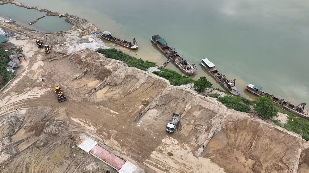 3 cá nhân khai thác cát sỏi trái phép trên sông Lam bị phạt 525 triệu đồng
