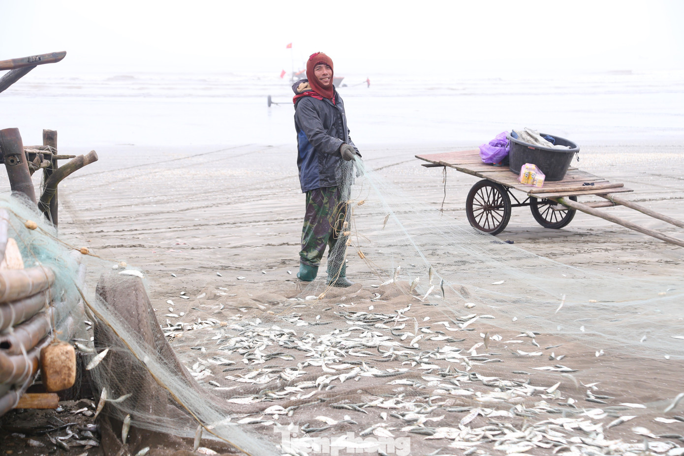 Ông Nguyễn Đình Hưng (trú xã Diễn Kim, huyện Diễn Châu) cho biết ông chuẩn bị ngư lưới cụ ra khơi từ 00h đêm, đánh bắt cách bờ khoảng 5-7 hải lý. Sau khoảng 4-5 giờ đánh bắt là có cá, bè lại quay đầu về bờ. “Chuyến biển đầu năm đã thu được mẻ cá lớn nên bà con ngư dân rất phấn khởi. Cá cập bờ được thương lái chờ sẵn để mua hết nên ai cũng vui và có thêm động lực để tiếp tục mở chuyến biển ngày xuân”, ông Hưng chia sẻ.