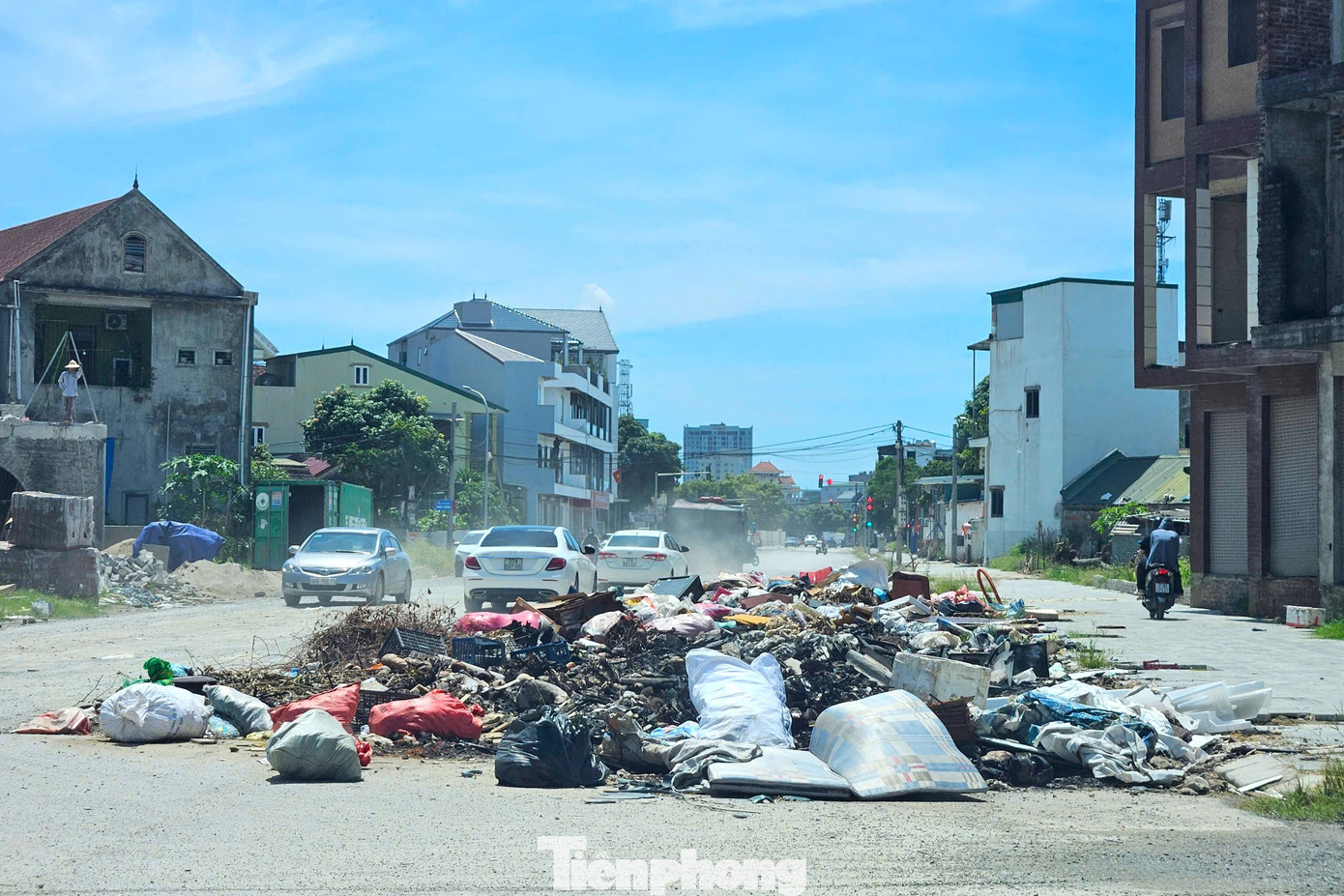 Tại đường Lý Thường Kiệt (đoạn qua khối Quang Tiến, phường Hưng Bình, thành phố Vinh) xuất hiện bãi rác tự phát kéo dài hàng chục mét, bốc mùi hôi thối nồng nặc. Thậm chí, rác còn tràn ra giữa lòng đường, nguy cơ gây mất an toàn giao thông.