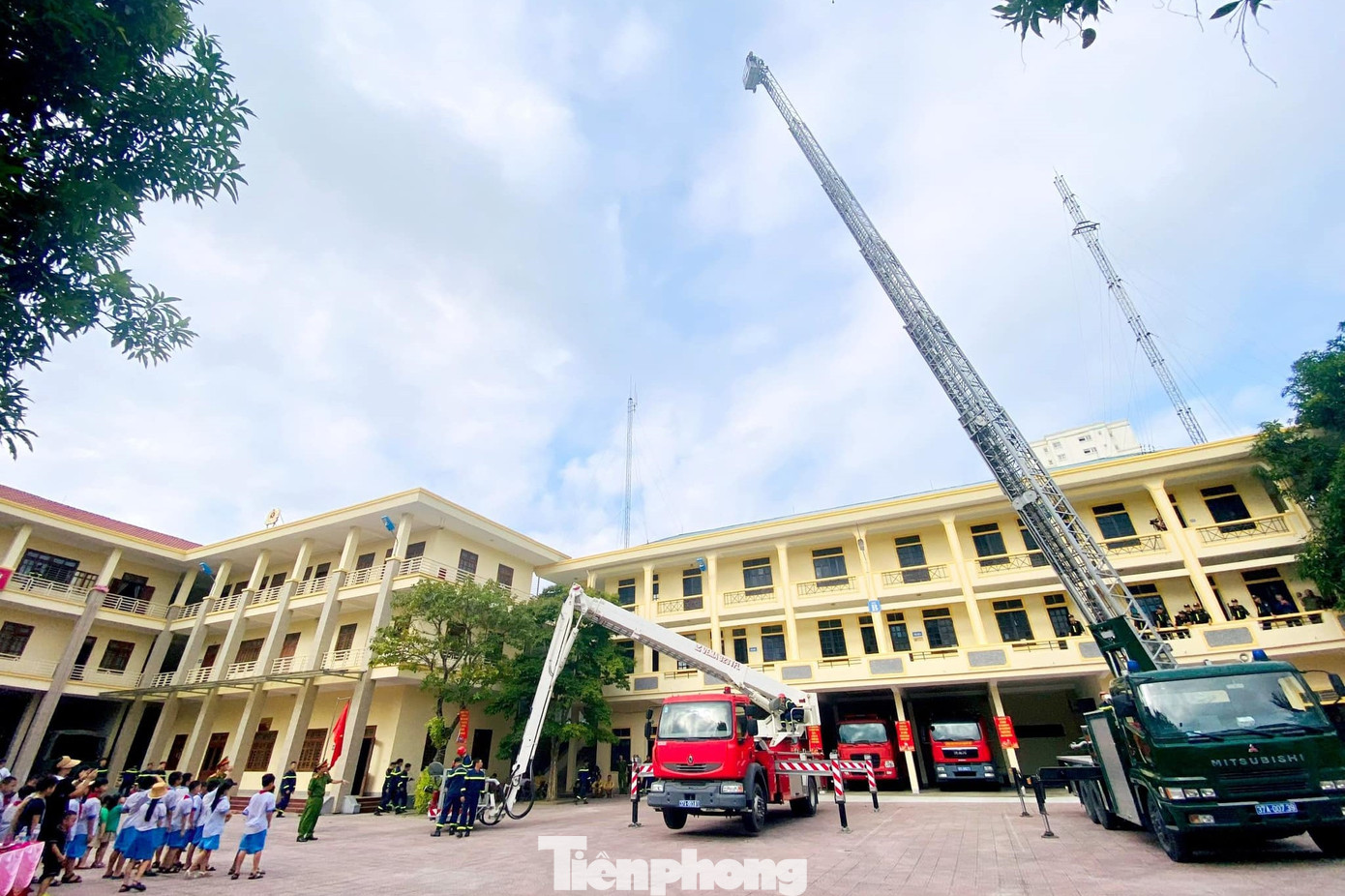 Tại chương trình, các em học sinh và người dân đã được trải nghiệm và thực hành các kỹ năng cơ bản về chữa cháy, cứu nạn, cứu hộ, kỹ thuật sơ, cấp cứu ban đầu cho người bị nạn, trải nghiệm thoát nạn sử dụng xe thang, di chuyển thoát nạn trong môi trường có nhiều khói, thực hành phun nước chữa cháy.
