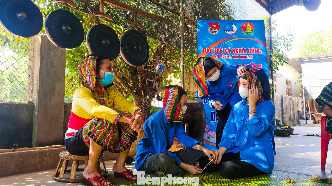 Lần đầu tham gia giao lưu văn hoá chít khăn của đồng bào dân tộc Thái, Nguyễn Thị Hoài (đoàn viên chi đoàn Tân Văn, xã Nghĩa Dũng) hào hứng: “Cảm giác vừa lạ, vừa quen!”.