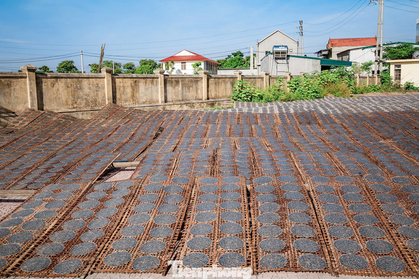 Làng bánh đa Vĩnh Đức (thị trấn Đô Lương, huyện Đô Lương, Nghệ An) có tuổi đời hơn 300 năm. Làng nghề hiện có 60 hộ, tạo việc làm thường xuyên cho hơn 200 lao động địa phương. Từ sản phẩm truyền thống, tháng 1/2022, bánh đa vừng Vĩnh Đức được công nhận là sản phẩm OCOP (chương trình mỗi xã một sản phẩm thế mạnh) 3 sao.