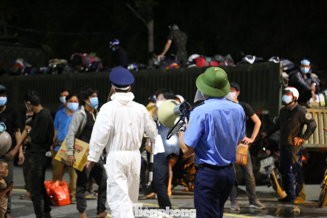 Tại đây, tất cả đều phải dừng lại đo thân nhiệt, khai báo y tế và làm test nhanh COVID-19. Những trường hợp test nhanh cho kết quả âm tính sẽ được lên xe khách về khu cách ly tập trung tại các địa phương. Còn những người có kết quả test nhanh dương tính được xe cứu thương tới chở đi cách ly, xét nghiệm PCR.