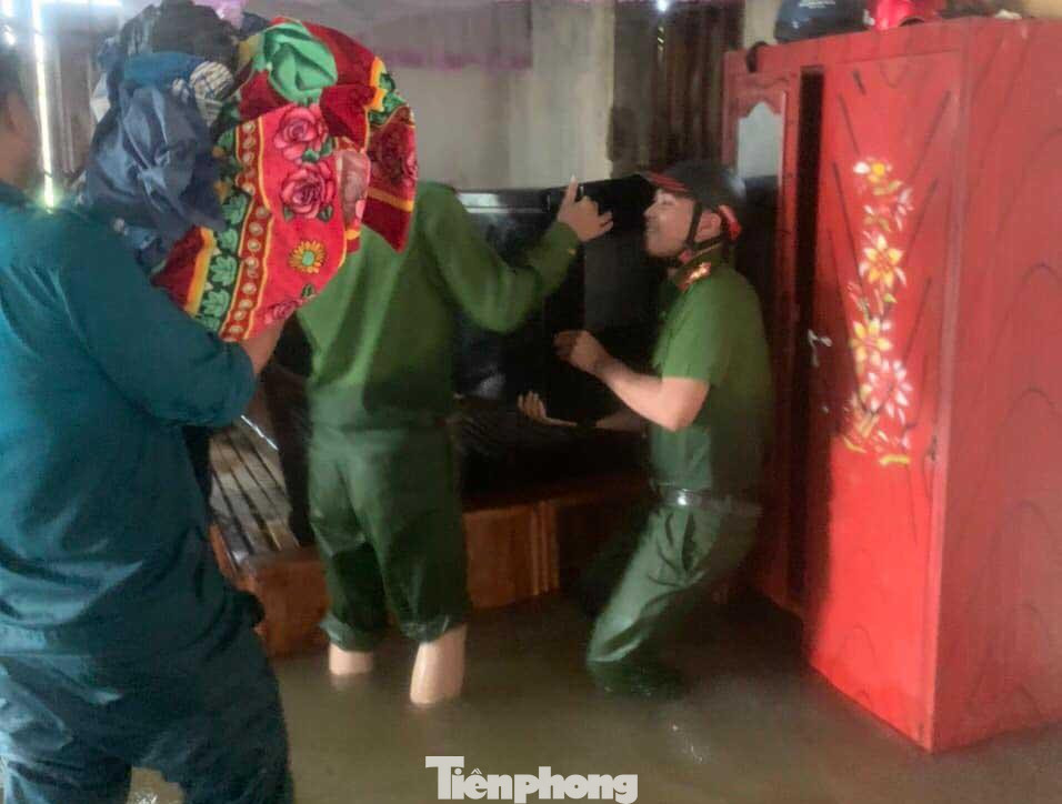 Giúp người dân vận chuyển đồ đạc và lương thực đến nơi an toàn.