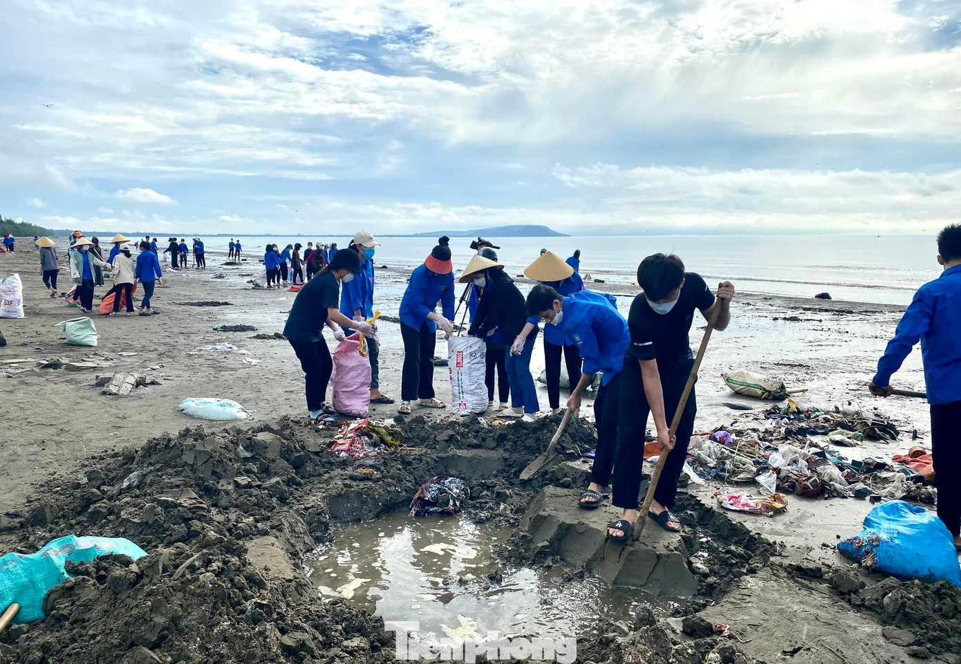 Lực lượng đoàn viên, thanh niên ra quân tổng dọn vệ sinh bãi biển xã Diễn Hải, huyện Diễn Châu.