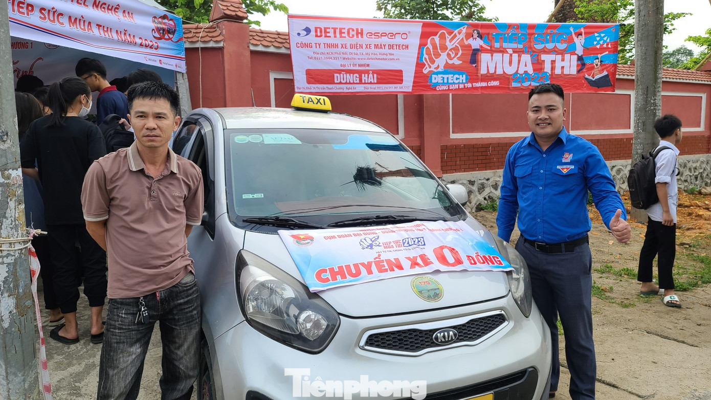 Đội xe ôm miễn phí, taxi 0 đồng sẵn sàng đưa, đón các thí sinh có hoàn cảnh đặc biệt, thí sinh khuyết tật,... đi thi.