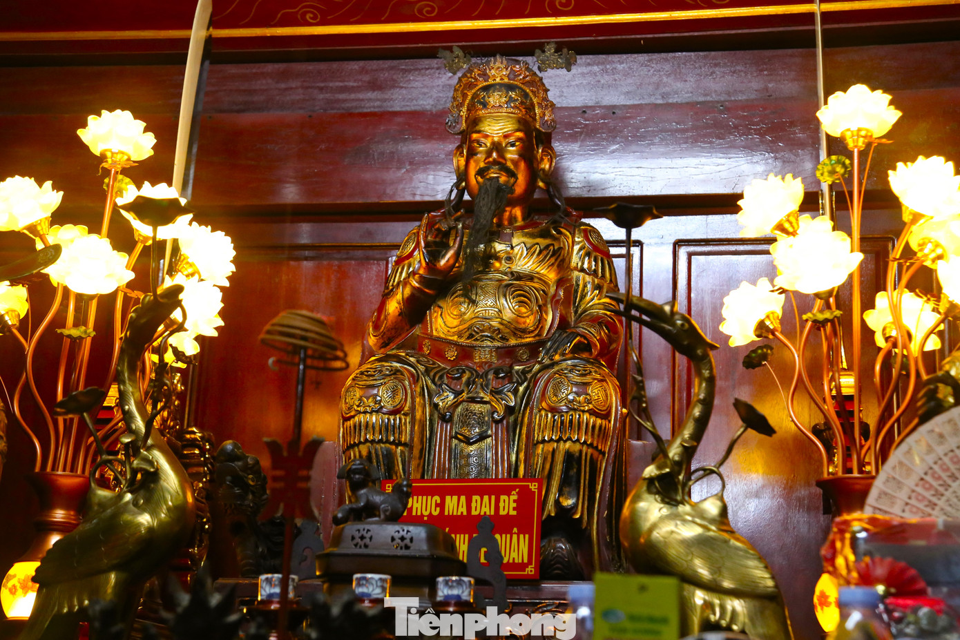 Đền là nơi thờ Quan Vân Trường, một vị tướng tài ba, trung nghĩa thời Tam Quốc, có công giúp Lưu Bị dựng nên đế nghiệp, lập ra nhà Thục. Sau khi mất, ông được nhân dân nhiều nước, trong đó có Việt Nam tôn làm bậc Thánh nhân. Đền là nơi thờ Quan Vân Trường, một vị tướng tài ba, trung nghĩa thời Tam Quốc, có công giúp Lưu Bị dựng nên đế nghiệp, lập ra nhà Thục. Sau khi mất, ông được nhân dân nhiều nước, trong đó có Việt Nam tôn làm bậc Thánh nhân.