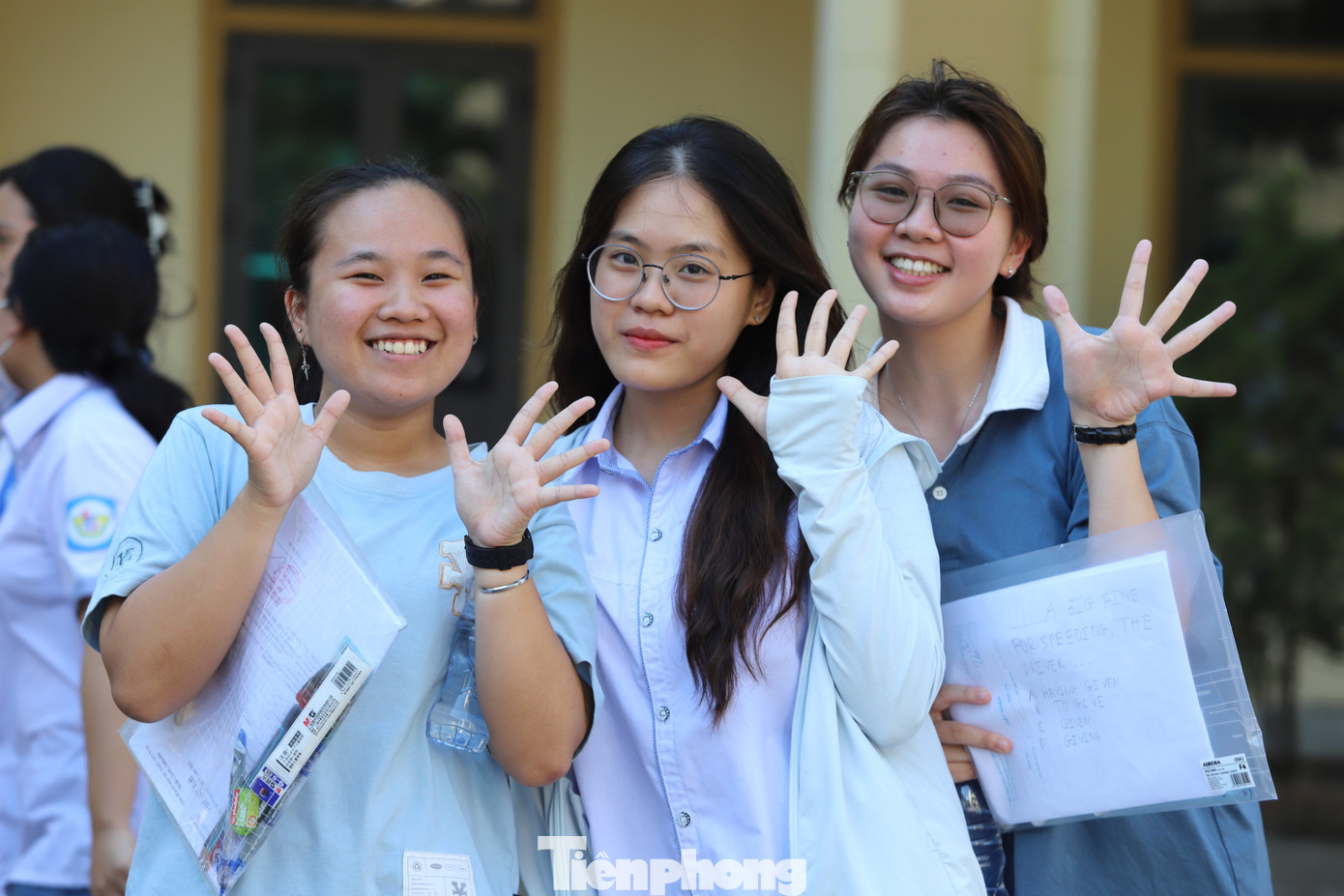 Các thí sinh rời phòng thi với tâm trạng phấn chấn. Nhiều thí sinh tại Nghệ An nhận định đề thi năm nay không quá khó, một số môn thi có tính phân hóa rõ rệt.