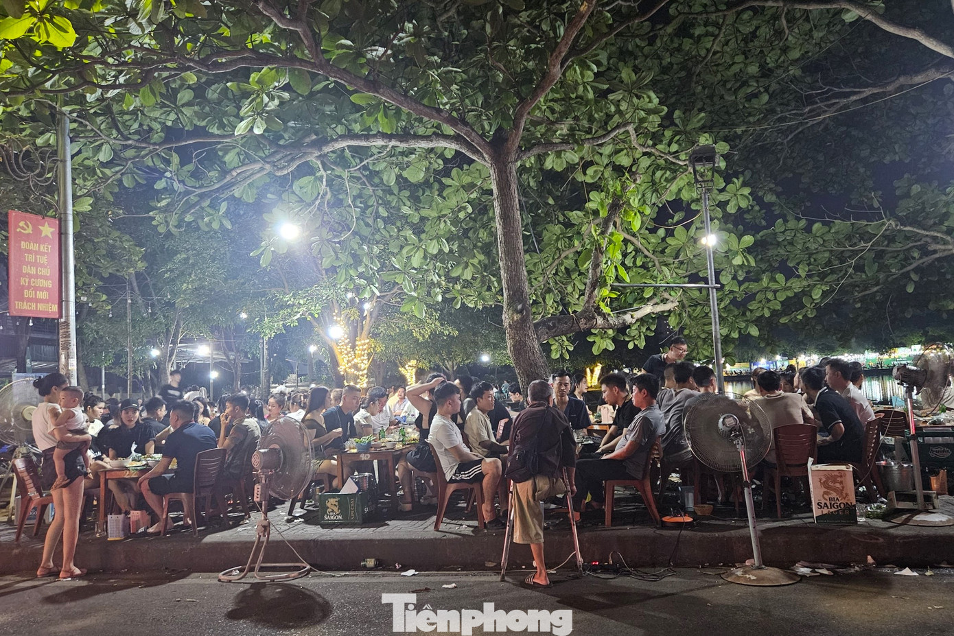 Tại đường Phan Sỹ Thục, các quán bia cũng đông kín người. Khách ra vào nườm nượp.