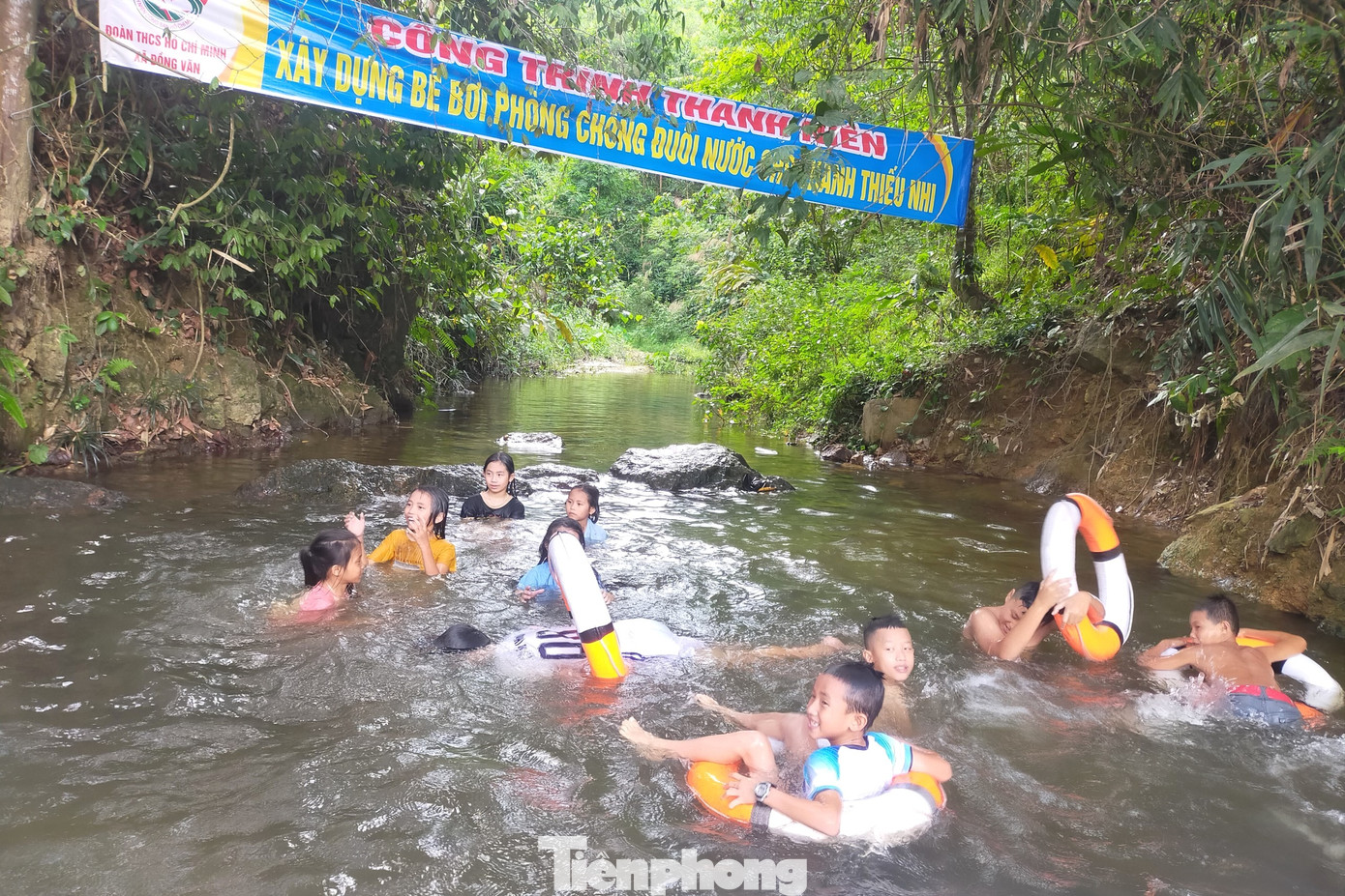 Các em nhỏ rất thích thú với bể bơi tự nhiên này.