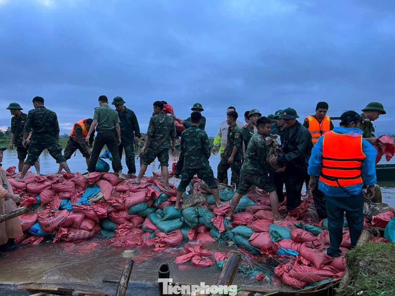 Trắng đêm gia cố đê