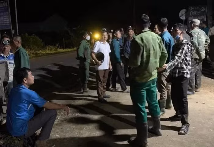 Dù đêm tối, các lực lượng vẫn đang nỗ lực tìm kiếm tung tích nam thanh niên.