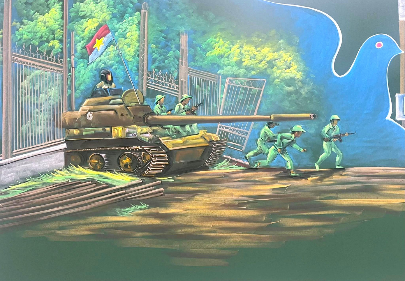 Bức tranh tái hiện sinh động khoảnh khắc lịch sử cảnh xe tăng húc đổ cổng Dinh Độc Lập ngày 30/4/1975.
