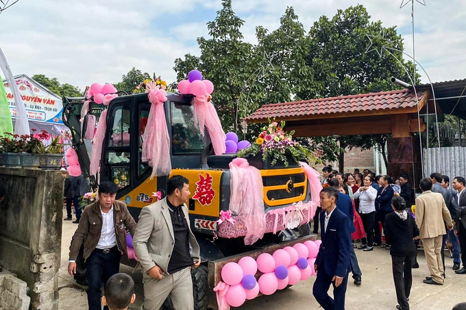 Màn rước dâu bằng máy xúc độc lạ gây bão mạng của chú rể ở Nghệ An Màn rước dâu bằng máy xúc độc lạ gây bão mạng của chú rể ở Nghệ An