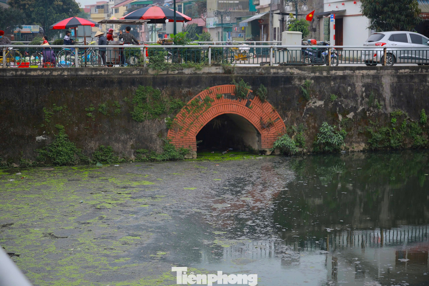 Nước trong kênh hào thành cổ đen ngòm.