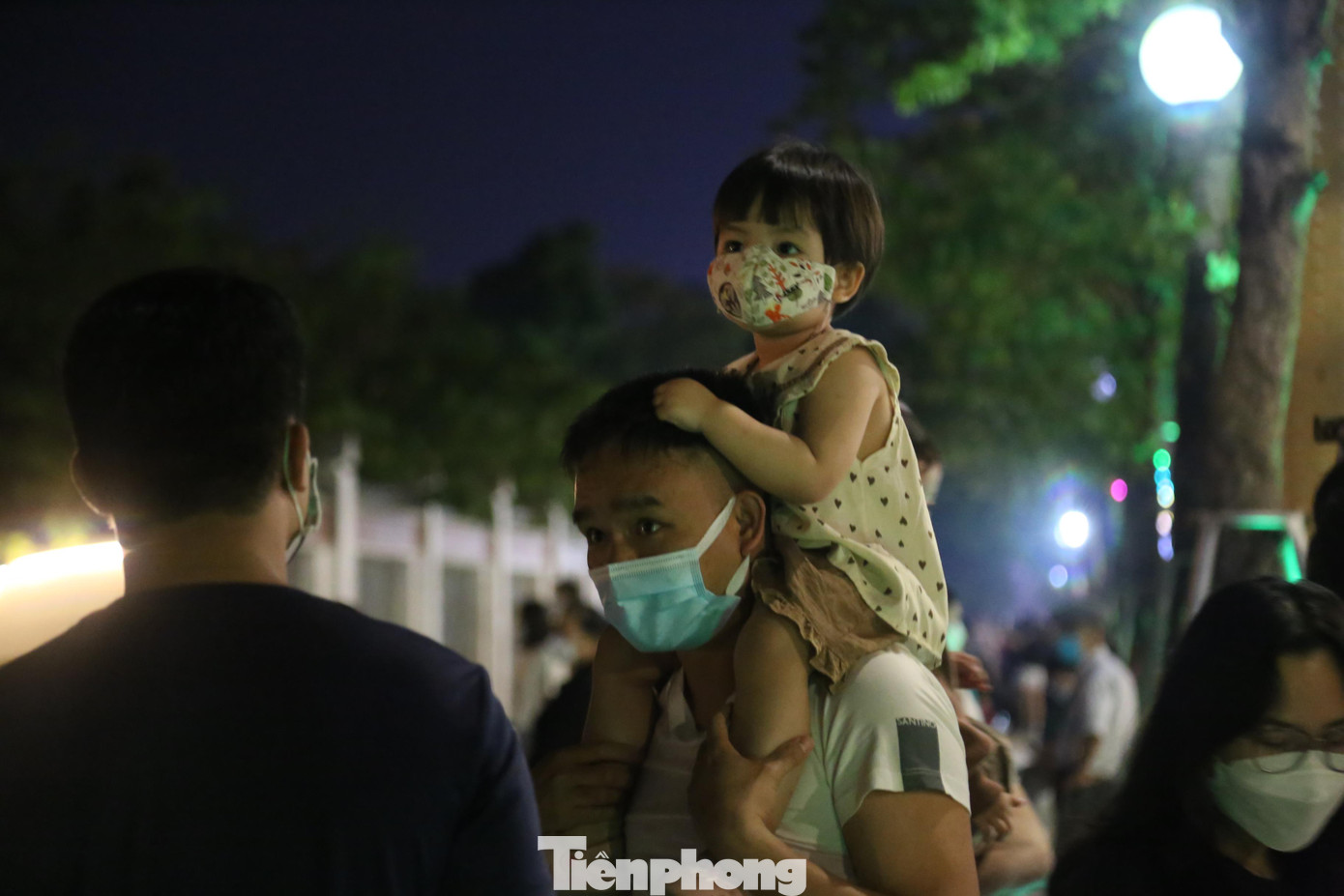 Người dân ý thức đeo khẩu trang nơi công cộng.