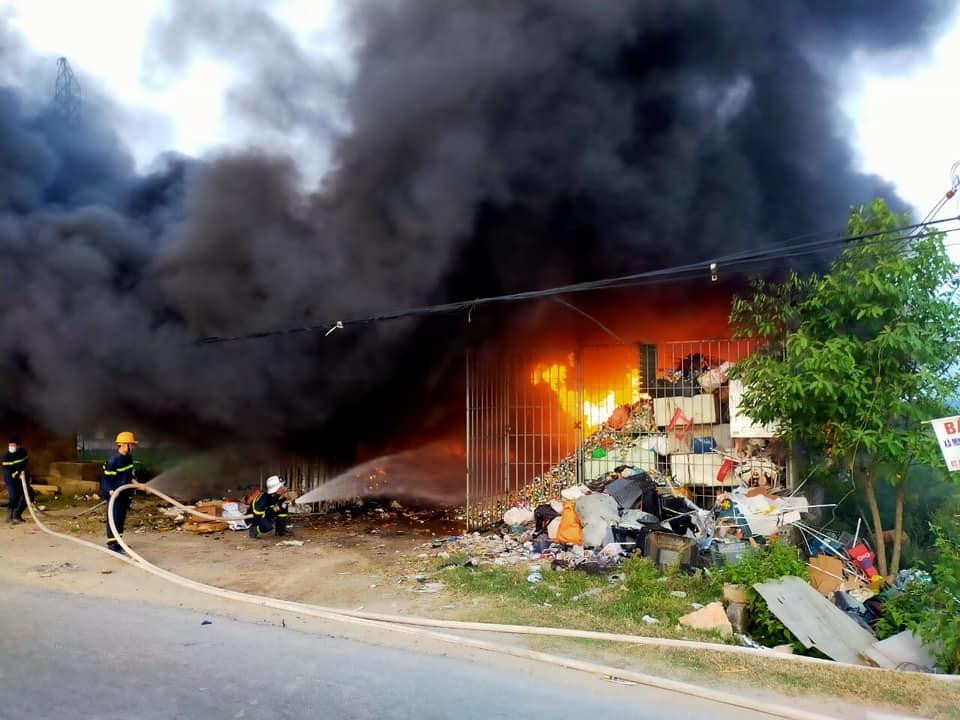 Khói và khí độc bay mù trời Khói và khí độc bay mù trời