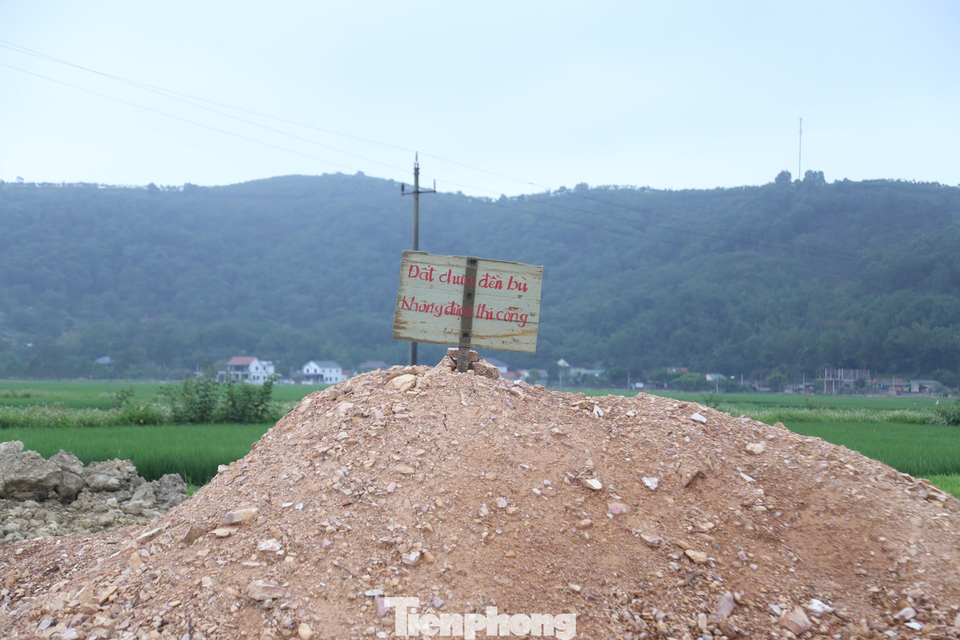 Vướng mặt bằng hộ ông Hồ Văn Chín ở xóm Phú Hưng, xã Hưng Thành do đất ruộng chưa được đền bù. Thời gian qua, ông Chín chưa cho nhà thầu thi công.