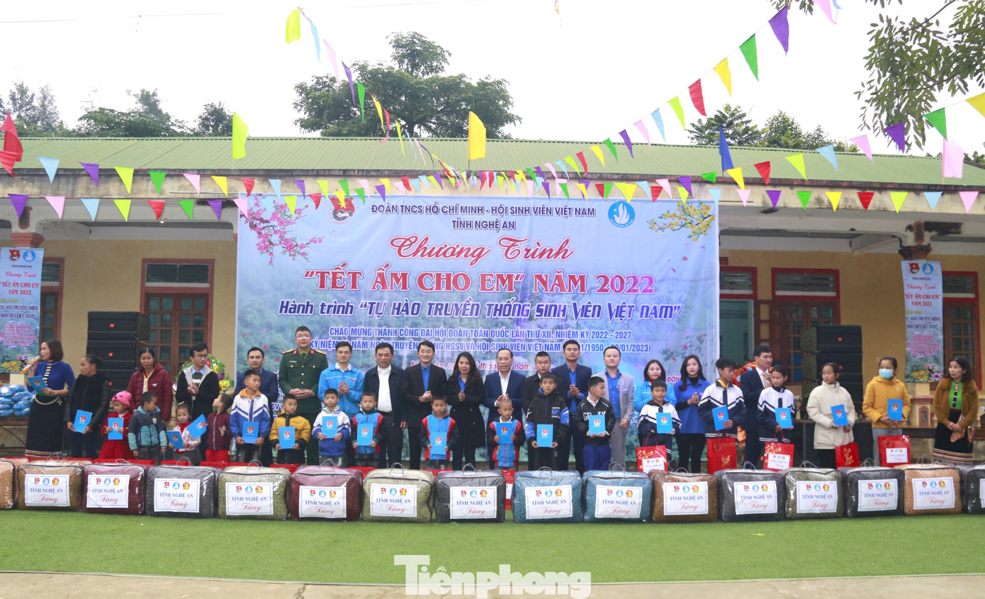 Tại chương trình, BTC cũng đã trao tặng 20 suất quà cho các em học sinh có hoàn cảnh khó khăn trên địa bàn xã Châu Cường. Tại chương trình, BTC cũng đã trao tặng 20 suất quà cho các em học sinh có hoàn cảnh khó khăn trên địa bàn xã Châu Cường.