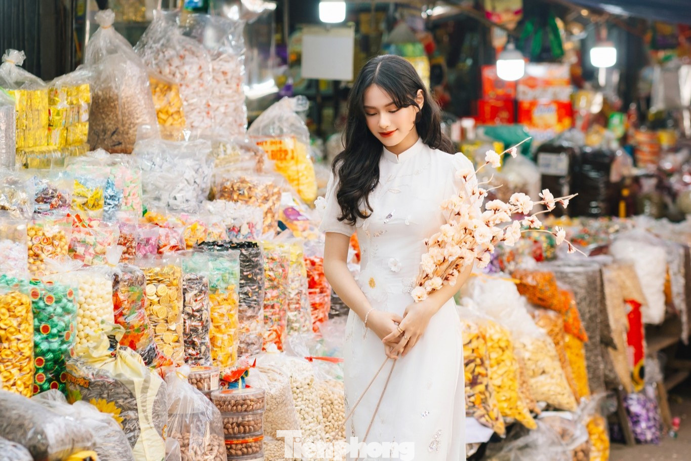 Sạp bán bánh kẹo, mứt,... được nhiều bạn trẻ lựa chọn để chụp ảnh.