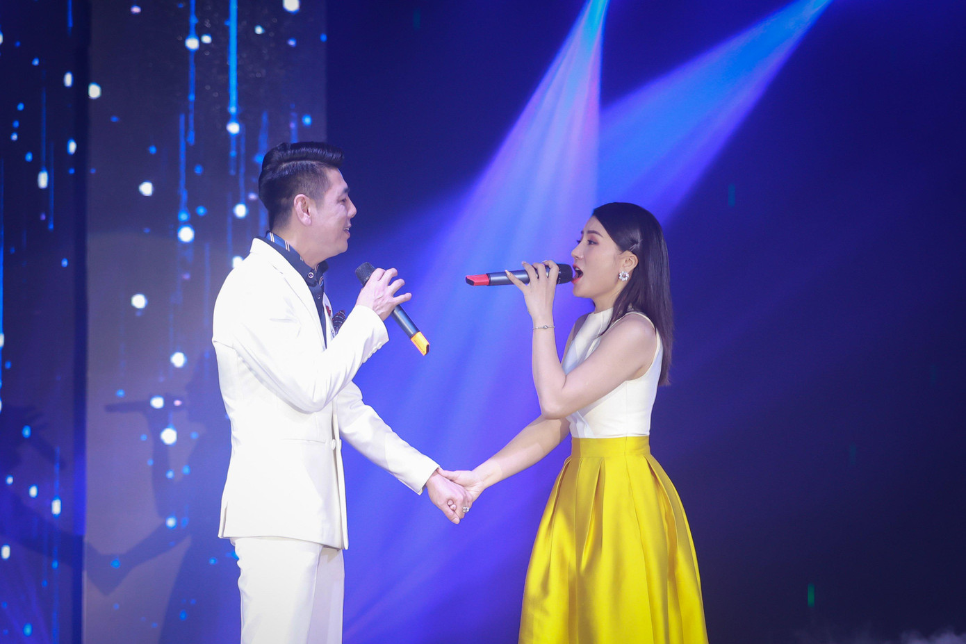 Song ca cùng ca sĩ Minh Hiếu. (Ảnh: Sách Nguyễn) Song ca cùng ca sĩ Minh Hiếu. (Ảnh: Sách Nguyễn)