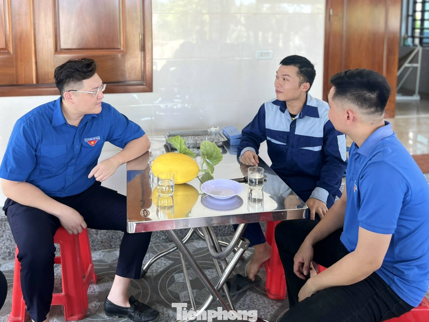 Anh Lương Hải Du (giữa) chia sẻ về quá trình về quê khởi nghiệp Anh Lương Hải Du (giữa) chia sẻ về quá trình về quê khởi nghiệp