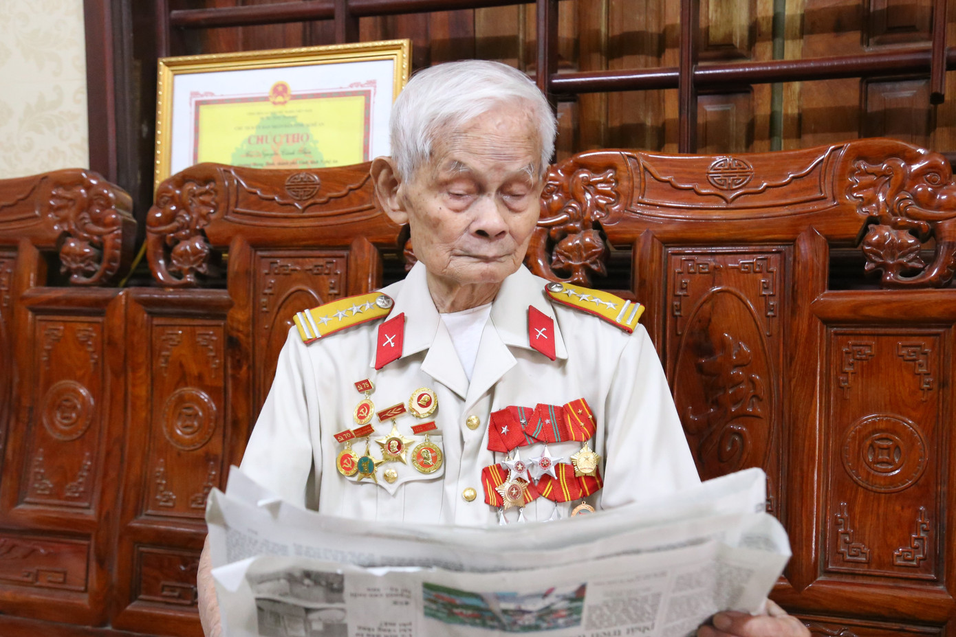 Dù ở độ tuổi xưa nay hiếm, ông Thìn vẫn minh mẫn và thường xuyên cập nhật tin tức, đọc sách báo.