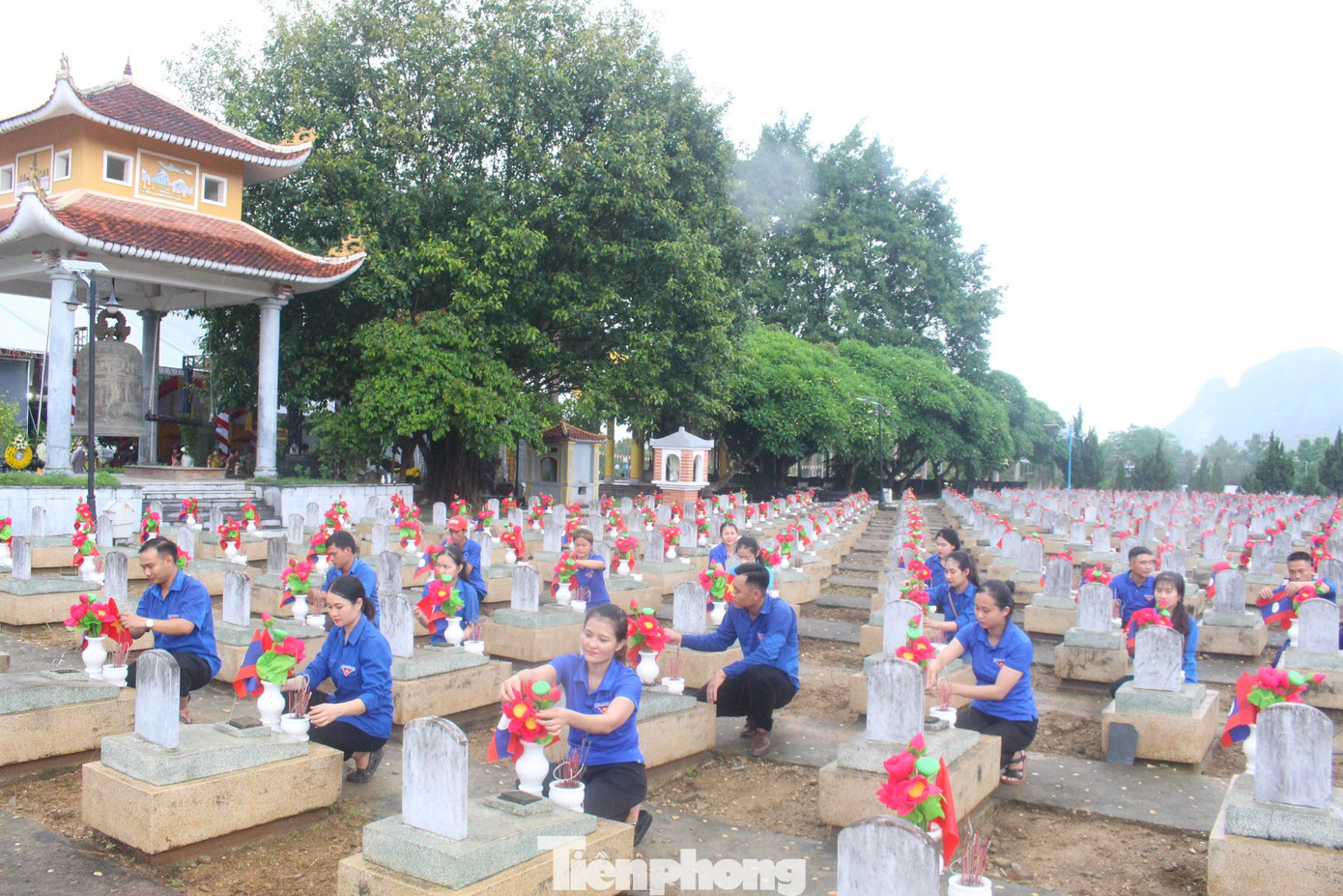 Sáng 22/7, hơn 300 đoàn viên thanh niên huyện Anh Sơn, Nghệ An đã ra quân dọn vệ sinh, chỉnh trang khuôn viên Nghĩa trang liệt sĩ Quốc tế Việt Lào nhằm hướng tới kỷ niệm 76 năm Ngày thương binh - liệt sĩ 27/7.