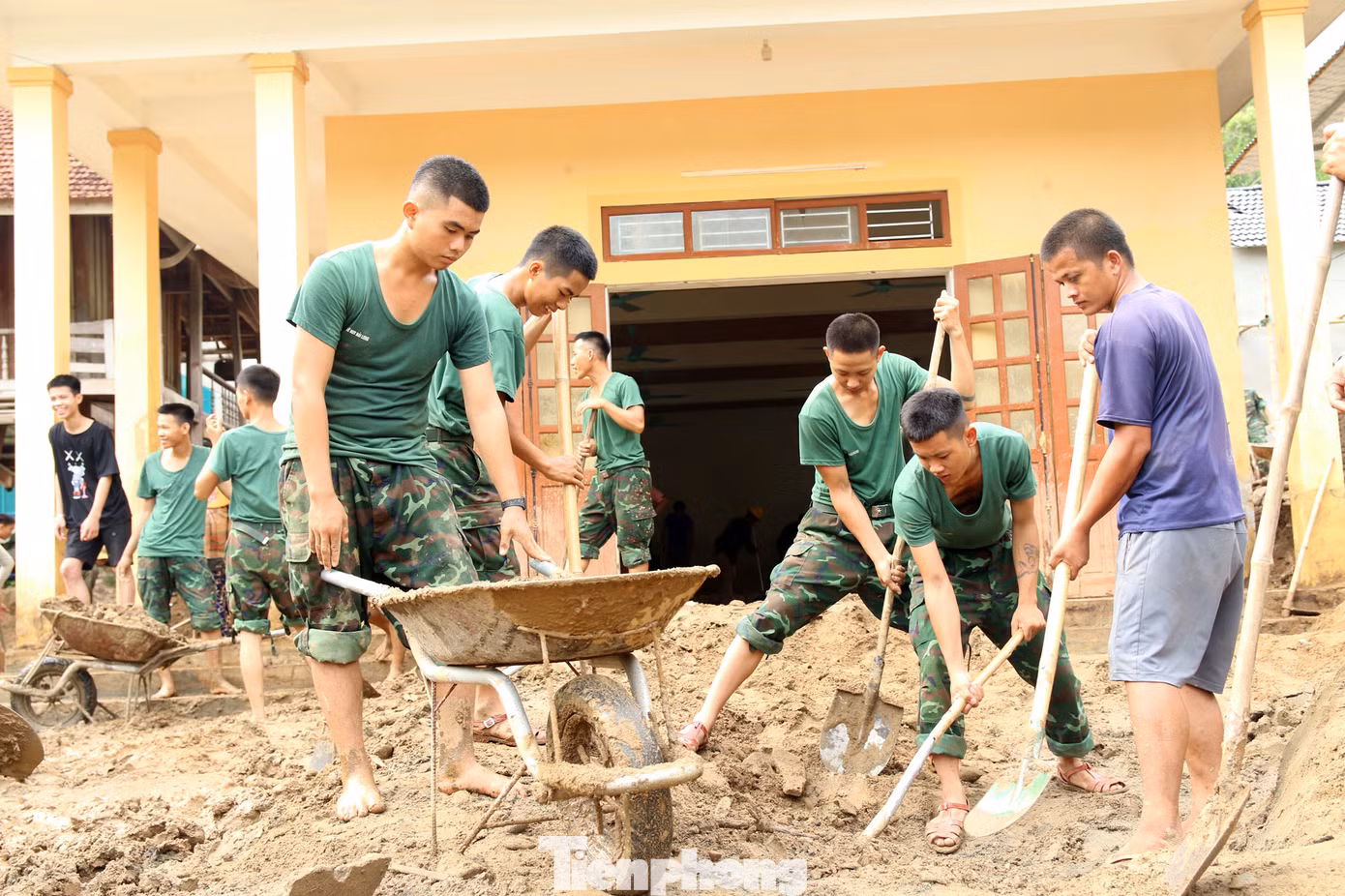 Trận lũ quét kinh hoàng đầu tháng 10/2022 xảy ra ở huyện miền núi Kỳ Sơn đã khiến nhiều công trình bị hư hỏng nặng. Nhiều gia đình mất nhà, trắng tay sau lũ. Từ đó đến nay, nhiều công trình, nhà cửa đã được khôi phục lại để đưa vào sử dụng. Tuy nhiên, khu vực nhà văn hóa cộng đồng bản Hòa Sơn, xã Tà Cạ, nơi sinh hoạt của hơn 240 hộ dân vẫn chưa thể giải phóng đất đá do chưa huy động được các lực lượng.