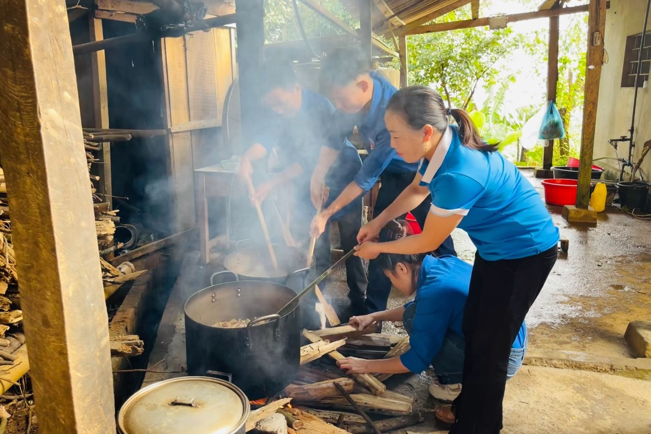 Trường Phổ thông Dân tộc bán trú Tiểu học và THCS Nậm Càn có 100% học sinh là người đồng bào dân tộc Mông. Do điều kiện địa lý cách trở nên hầu hết các em học sinh đi học đều ở bán trú tại trường.