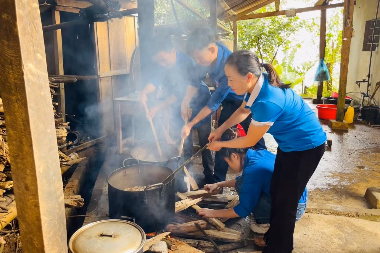 Trường Phổ thông Dân tộc bán trú Tiểu học và THCS Nậm Càn có 100% học sinh là người đồng bào dân tộc Mông. Do điều kiện địa lý cách trở nên hầu hết các em học sinh đi học đều ở bán trú tại trường.