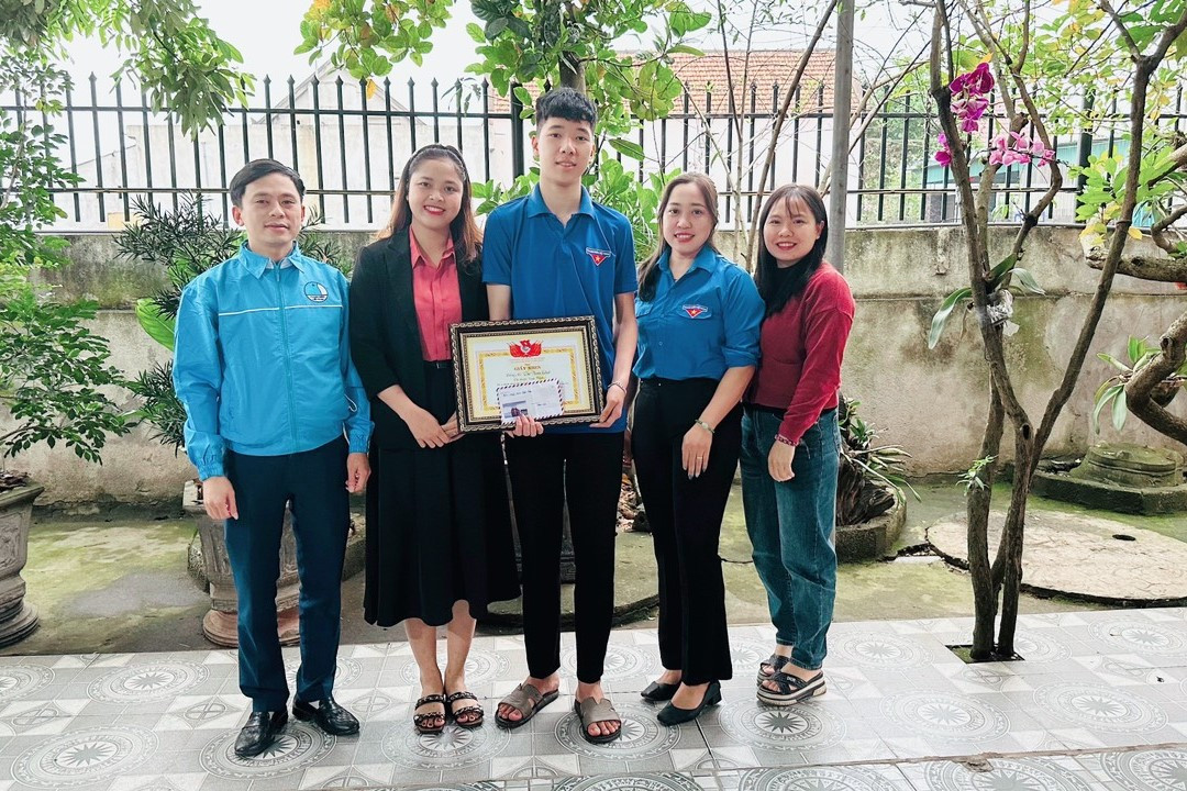 Huyện Đoàn Diễn Châu tặng Giấy khen cho em Cao Xuân Phát vì đã có hành động đẹp Huyện Đoàn Diễn Châu tặng Giấy khen cho em Cao Xuân Phát vì đã có hành động đẹp