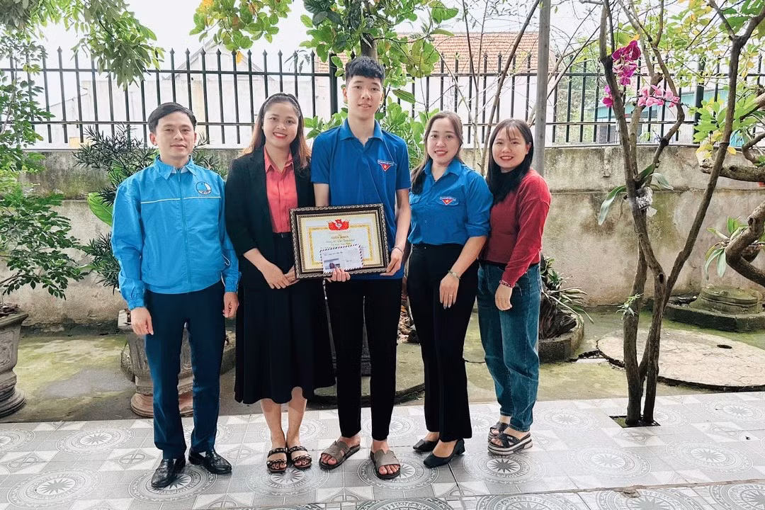 Huyện Đoàn Diễn Châu tặng Giấy khen cho em Cao Xuân Phát vì đã có hành động đẹp